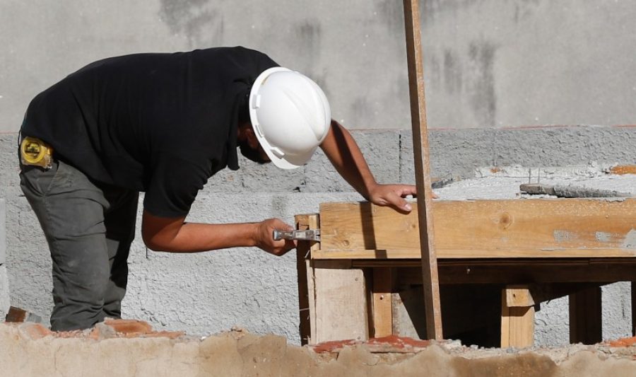 Número de empregados na construção civil fica estável em abril